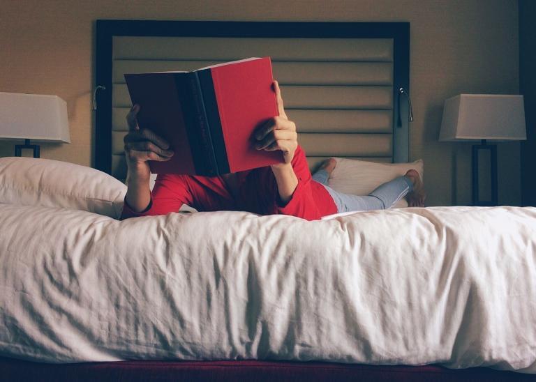 5 Reading Before Bed Benefits